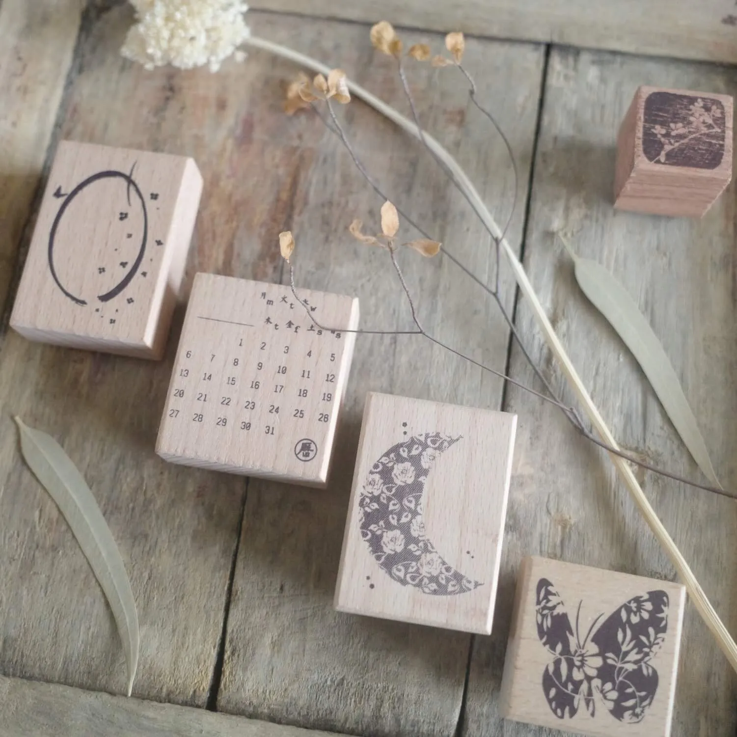 Hanen Studio Rubber Stamp - Lace Moon